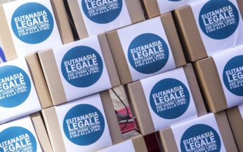 Scatoloni contenenti le firme della proposta di legge di iniziativa popolare Eutanasia Legale